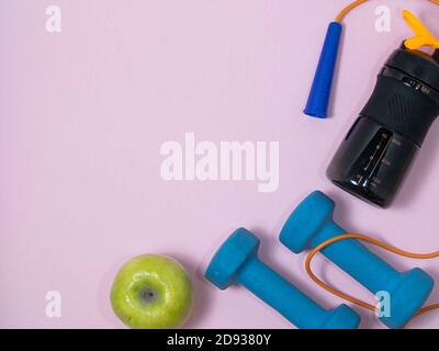 Sport-, Fitness- und Yoga-Geräte, Maßband und Wasser, gesundes Lifestyle-Konzept mit Kopierraum Stockfoto