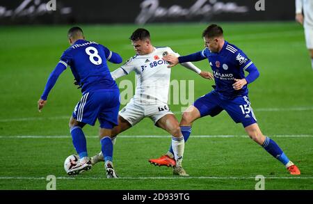 Jamie Shackleton von Leeds United (Mitte) kämpft beim Premier League-Spiel in der Elland Road in Leeds gegen Youri Tielemans von Leicester City (links) und Luke Thomas. Stockfoto