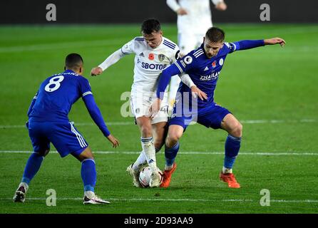 Jamie Shackleton von Leeds United (Mitte) kämpft während des Premier League-Spiels in Elland Road, Leeds, gegen Youri Tielemans von Leicester City (links) und Harvey Barnes. Stockfoto