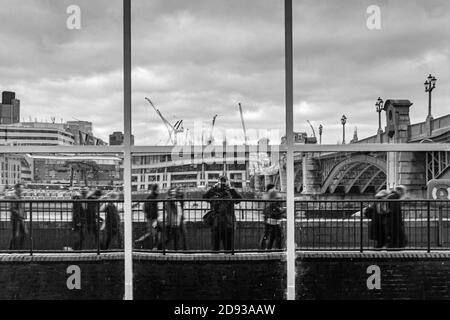 London, Großbritannien, 7. Dezember 2013: Passanten spiegeln sich in einem Fenster an der Southwark Bridge Road Stockfoto