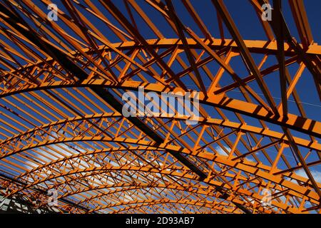 Stahltraversendach für den Hochbau. Hintergrund Stockfoto