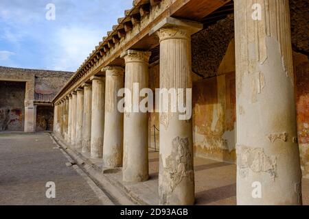 Säulen vor dem Badehaus der Stabian Baths (Terme Stabiane), Ruinen des antiken römischen Badekomplexes an der Via Stabiana, Pompeji, Kampanien, Italien Stockfoto