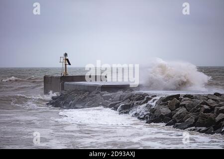 Stürmische Herbstsee in Hastings Stockfoto