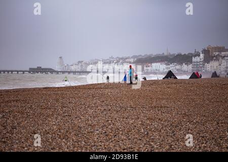 Stürmische Herbstsee in Hastings Stockfoto