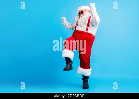 In voller Länge Foto von coolen Hipster Fett santa claus Tanz Weihnachten Tradition Diskothek tragen Hosenträger insgesamt Sonnenschutz Stiefel isoliert Vorbei Stockfoto