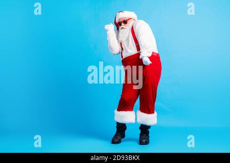 In voller Länge Foto von cool funky Fett weihnachtsmann mit Big Bauch Bart Tanz x-ma weihnachten Fee Disco tragen Hosenträger Sonnenschutzkleidung insgesamt Stockfoto