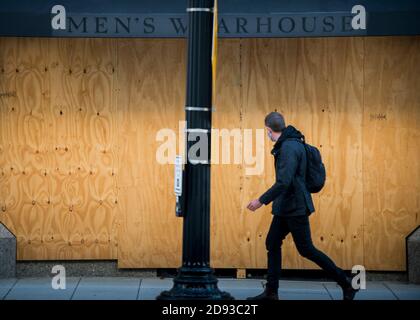 Washington DC, USA, 2. November 2020. Ein Fußgänger blickt auf eine betretene Schaufenster und enthüllt einen dystopischen Blick auf das Kapitol der Nation, einen Tag vor der 59. Präsidentschaftswahl 2020 am 3. November in den USA. Yuriy Zahvoyskyy / Alamy Live News Stockfoto