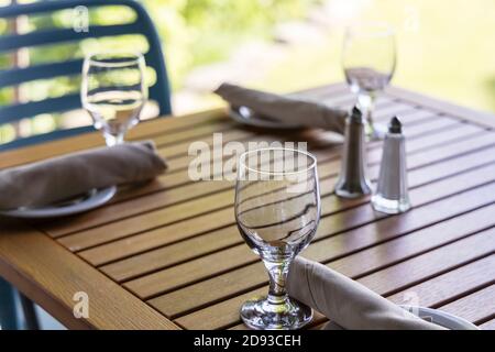 Ein legaler Esstisch auf einer Terrasse zum Mittag- oder Abendessen. Stockfoto