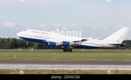 Passagierflugzeug fliegen über Start-Start-Start-Start-Start vom Flughafen im Sommer, Seitenansicht. Urlaub, Luftfahrt, Reisekonzept Stockfoto