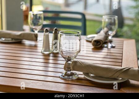 Ein legaler Esstisch auf einer Terrasse zum Mittag- oder Abendessen. Stockfoto