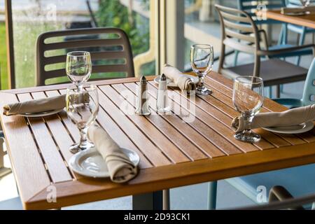 Ein legaler Esstisch auf einer Terrasse zum Mittag- oder Abendessen. Stockfoto