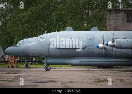Nahaufnahme von der Seite des alten sowjetischen zivilen Propellerflugzeugs. Russische Turboprop alte Flugzeuge Parken am Flughafen. Stockfoto