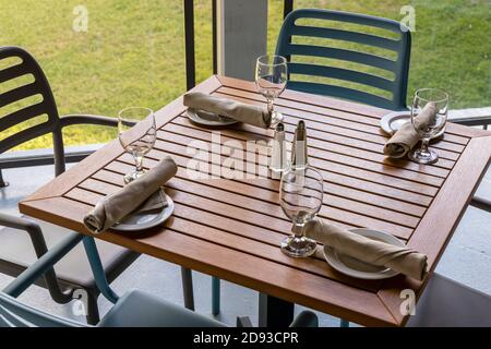 Ein legaler Esstisch auf einer Terrasse zum Mittag- oder Abendessen. Stockfoto