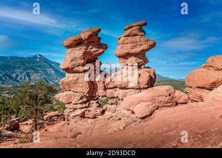 Pikes-Gipfel hinter dem siamesischen Twins Rock im Garten der Götter, Colorado Spring, Colorado Stockfoto