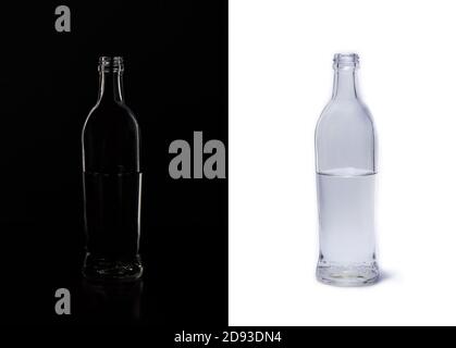 Doppelte Silhouette einer Glasflasche auf einem schwarz-weißen Hintergrund. Leerer Platz für Ihre Beschriftung. Stockfoto