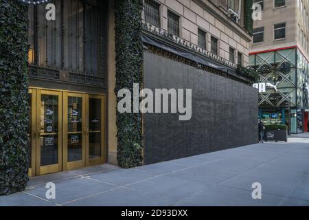 New York City, Usa. November 2020. New York City Stores bereiten sich weiterhin auf mögliche Unruhen in der Wahlnacht vor, indem sie Fenster öffnen. (Foto: Steve Sanchez/Pacific Press) Quelle: Pacific Press Media Production Corp./Alamy Live News Stockfoto