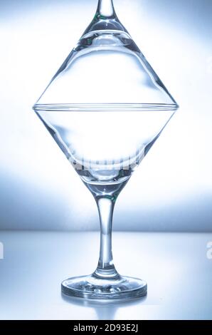 Zwei leere Gläser stehen übereinander Ein weißer Hintergrund Stockfoto