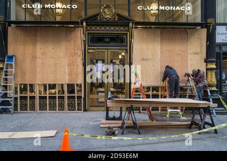 New York City, Usa. November 2020. New York City Stores bereiten sich weiterhin auf mögliche Unruhen in der Wahlnacht vor, indem sie Fenster öffnen. (Foto: Steve Sanchez/Pacific Press) Quelle: Pacific Press Media Production Corp./Alamy Live News Stockfoto