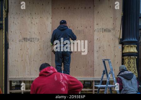 New York City, Usa. November 2020. New York City Stores bereiten sich weiterhin auf mögliche Unruhen in der Wahlnacht vor, indem sie Fenster öffnen. (Foto: Steve Sanchez/Pacific Press) Quelle: Pacific Press Media Production Corp./Alamy Live News Stockfoto