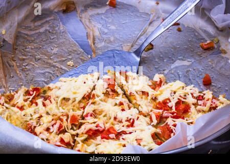 Scheiben frisch gebackener Pastete mit Eiern, Fleisch, Gemüse und Käse. Nahaufnahme des Fotos Stockfoto