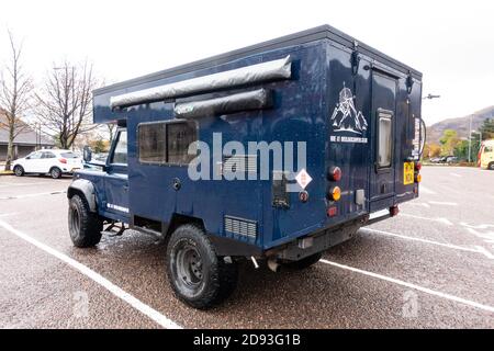 Ein Land Rover Defender, der in ein Überland-Expeditionsfahrzeug oder ein Wohnmobil umgewandelt wurde, Großbritannien Stockfoto