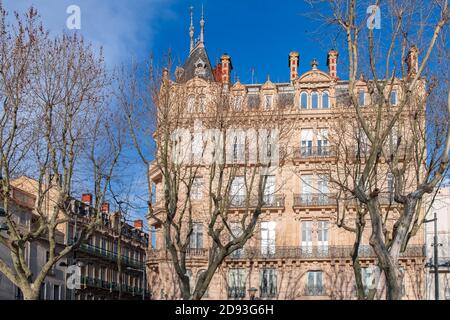 Béziers in Frankreich, bunte Häuser, typische Straße in der Altstadt Stockfoto