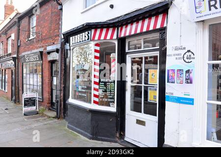 Hertfordshire, großbritannien, 01-11-2020, Einzelhandel vor dem Friseur mit Friseur nebenan Stockfoto