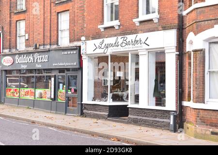 Hertfordshire, großbritannien, 01-11-2020, Einzelhandel vor dem Friseur mit Take-Away-Geschäft nebenan Stockfoto