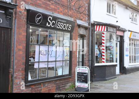 Hertfordshire, großbritannien, 01-11-2020, Einzelhandel vor dem Schönheitssalon mit Friseurgeschäft nebenan, geöffnet für Geschäfte. Stockfoto