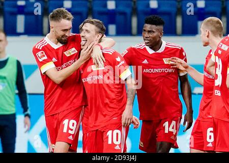 Sinsheim, Deutschland. November 2020. Fußball: Bundesliga, TSG 1899 Hoffenheim - 1 FC Union Berlin, 6. Spieltag, PreZero-Arena. Berlins Elfmeterschießen Max Kruse (2. V.l.) jubelt mit Teamkollegen über das 0:1-Tor. Quelle: Uwe Anspach/dpa - WICHTIGER HINWEIS: Gemäß den Bestimmungen der DFL Deutsche Fußball Liga und des DFB Deutscher Fußball-Bund ist es untersagt, im Stadion und/oder aus dem Spiel aufgenommene Aufnahmen in Form von Sequenzbildern und/oder videoähnlichen Fotoserien zu nutzen oder auszunutzen./dpa/Alamy Live News Stockfoto