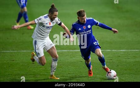 Leeds United's Luke Ayling (links) und Harvey Barnes von Leicester City kämpfen während des Premier League-Spiels in der Elland Road, Leeds, um den Ball. Stockfoto