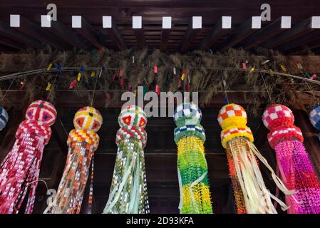 Bunte Luftschlangen hängen im Yasukuni-Schrein während Mitama Matsuri, Tokio, Japan Stockfoto