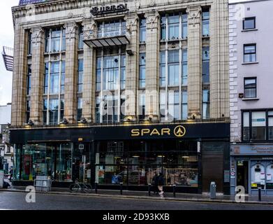 Der Spar Convenience Store in Dame Street Dublin, Irland, befindet sich im alten Montague Burton Building. Gebaut ursprünglich c1928. Stockfoto