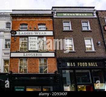 Alte Beschilderung auf Marks und Spencer Geschäft in Grafton Street, Dublin, Irland.das Gebäude war früher im Besitz von Brown Thomas ein langjähriger Einzelhändler. Stockfoto