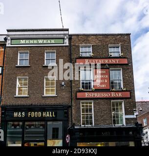 Alte Beschilderung auf Marks und Spencer Geschäft in Grafton Street, Dublin, Irland.das Gebäude war früher im Besitz von Brown Thomas ein langjähriger Einzelhändler. Stockfoto