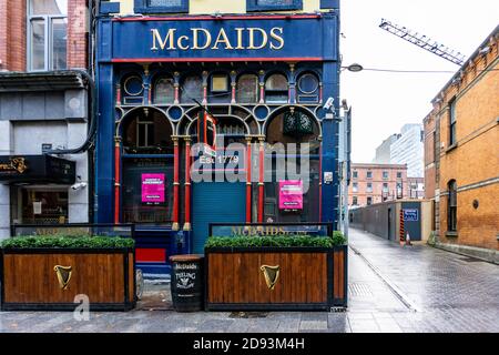 McDaids öffentliches Haus und Bar in Harry Street, Dublin, Irland. Brendan Behan, einst ein berühmter literarischer Treffpunkt, war hier ein regelmäßiger Trinker. Stockfoto