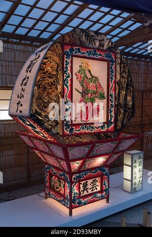 Bunte Laterne, die während Mitama Matsuri, Tokio, Japan, im Yasukuni-Schrein ausgestellt wurde Stockfoto