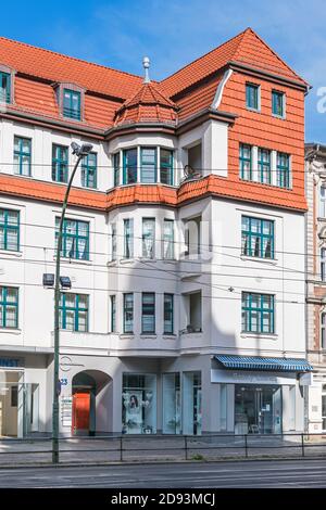 Berlin, Deutschland - 3. Oktober 2020: Typisch für den Bezirk Pankow Altstadthaus an der Straße Breite Straße Nr. 23 mit Schönheitssalon und Wohnsitz Stockfoto