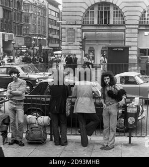 Junge Menschen im Zentrum von London, England, 1971 Stockfoto