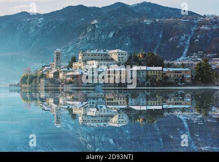 Isola di San Giulio innevata, Lago d'Orta, Piemonte. Stockfoto