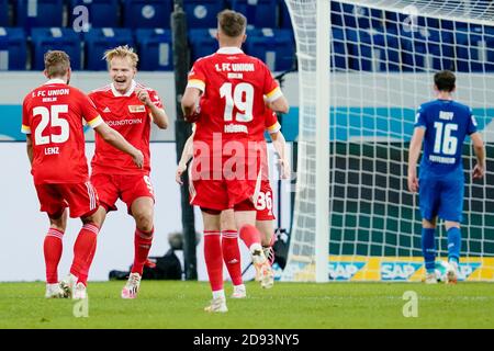 Sinsheim, Deutschland. November 2020. Fußball: Bundesliga, TSG 1899 Hoffenheim - 1 FC Union Berlin, 6. Spieltag, PreZero-Arena. Der Berliner Joel Pohjanpalo (2. V.l.) feuert mit seinen Teamkollegen um das 1:2-Tor. Quelle: Uwe Anspach/dpa - WICHTIGER HINWEIS: Gemäß den Bestimmungen der DFL Deutsche Fußball Liga und des DFB Deutscher Fußball-Bund ist es untersagt, im Stadion und/oder aus dem Spiel aufgenommene Aufnahmen in Form von Sequenzbildern und/oder videoähnlichen Fotoserien zu nutzen oder auszunutzen./dpa/Alamy Live News Stockfoto