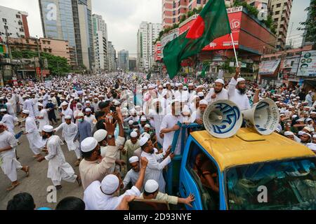 Dhaka, Bangladesch. November 2020. Aktivisten von Hefazat-e-Islam Bangladesh versammeln sich in einer Demonstration, die zum Boykott französischer Produkte aufruft und den französischen Präsidenten Emmanuel Macron für seine Kommentare über die Karikaturen des Propheten Mohammed in Dhaka, Bangladesch, anprangert. Quelle: Suvra Kanti das/ZUMA Wire/Alamy Live News Stockfoto