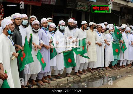 Dhaka, Bangladesch. November 2020. Aktivisten von Hefazat-e-Islam Bangladesh versammeln sich in einer Demonstration, die zum Boykott französischer Produkte aufruft und den französischen Präsidenten Emmanuel Macron für seine Kommentare über die Karikaturen des Propheten Mohammed in Dhaka, Bangladesch, anprangert. Quelle: Suvra Kanti das/ZUMA Wire/Alamy Live News Stockfoto