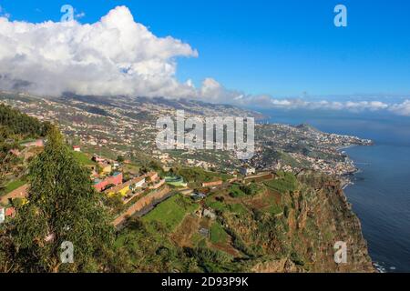 Luftaufnahme der Landschaft der Insel Madeira, Portugal, an der Küste des Atlantischen Ozeans. Eine der portugiesischen Haupttouristenattraktionen.Häuser direkt am Meer Stockfoto