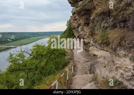 Tipova Cave Monastery by Dniester River, Moldawien Stockfoto