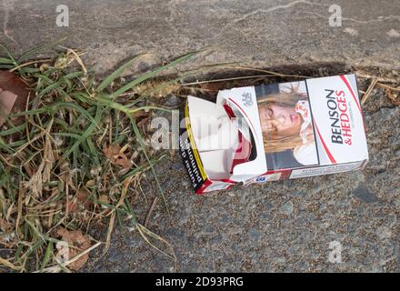 Grafik auf entsorgten leeren Päckchen mit Benson und Hedges Zigaretten. Stockfoto