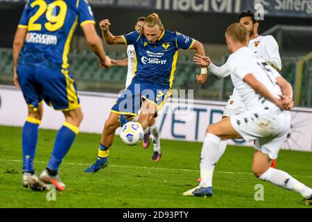 Marcantonio Bentegodi Stadion, Verona, Italien, 02 Nov 2020, Antonin Barak (Hellas Verona) erzielt ein Tor 2-1 während Hellas Verona gegen Benevento Calcio, italienische Fußball-Serie A Spiel - Credit: LM/Ettore Griffoni/Alamy Live News Stockfoto