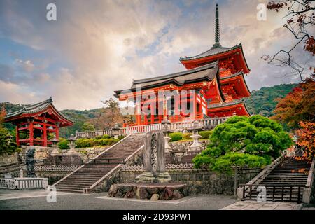 Sanjunoto Pagode und Kiyomizu-dera Tempel in der Herbstsaison, Kyoto Stockfoto