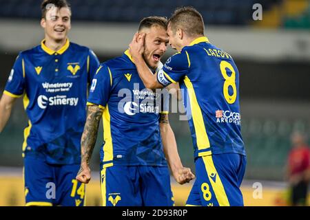 Marcantonio Bentegodi Stadion, Verona, Italien, 02 Nov 2020, Darko Lazovic (Hellas Verona) feiert mit Federico Dimarco (Hellas Verona) nach einem Tor 3-1 während Hellas Verona gegen Benevento Calcio, italienische Fußballserie A Spiel - Credit: LM/Ettore Griffoni/Alamy Live News Stockfoto