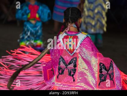 Indianische Kinder tragen traditionelle Kleidung Tanz, Omak, Washington State, USA Stockfoto